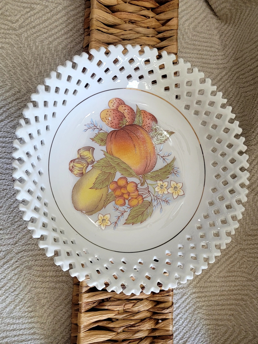 Furnishings Porcelainwares VintageWhite Lattice Fruit-Decor Ceramic Serving Bowl